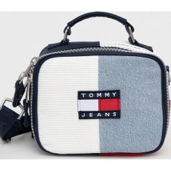 Tommy Jeans torebka AW0AW11843.9BYY. Niebieskie listonoszki Tommy Jeans, bez wzorów, z jeansu, bez dodatków. Za 399.99 zł.
