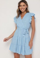 Jasnoniebieska Kopertowa Sukienka Ozdobiona Falbanami i Paskiem Liliessa. Niebieskie sukienki Born2be, na co dzień, s, bez wzorów, eleganckie, bez kołnierzyka, bez ramiączek, mini, kopertowe. W wyprzedaży za 72.24 zł.