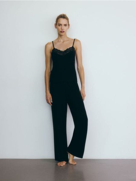 Dwuczęściowa piżama z wiskozą - czarny. Czarne piżamy Reserved, l, bez wzorów, z tkaniny, bez kołnierzyka, bez ramiączek. W wyprzedaży za 69.99 zł.