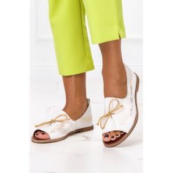 Złote sandały zabudowane z kokardą polska skóra pro-moda 2660-004. Brązowe sandały PRO-MODA, bez wzorów, ze skóry, bez obcasa, bez zapięcia. W wyprzedaży za 249.99 zł.