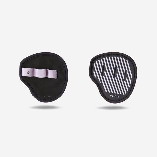 Nakładki na dłonie do treningu siłowego Domyos. Fioletowe rękawiczki CORENGTH, bez wzorów, z gumy, sportowe. Za 39.99 zł.