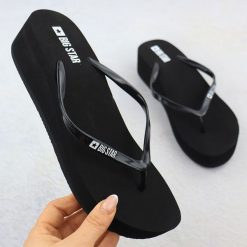 Klapki damskie japonki na koturnie czarne Big Star RR274A549. Czarne japonki BIG STAR, bez wzorów, z materiału, retro. Za 89.99 zł.