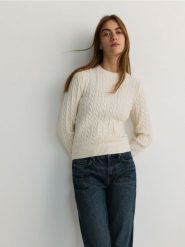 Sweter z domieszką wiskozy - kremowy. Białe swetry Reserved, l, bez wzorów, z dzianiny, bez ramiączek. W wyprzedaży za 79.99 zł.