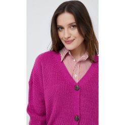 Vero Moda kardigan damski kolor różowy. Czerwone swetry Vero Moda, l, bez wzorów, z dzianiny, bez ramiączek. W wyprzedaży za 83.99 zł.