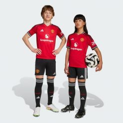 Szorty Manchester United 25/26 Home Kids. Czarne szorty adidas, bez wzorów, eleganckie. Za 179.00 zł.