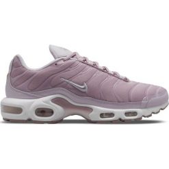 Buty Nike Air Max Plus W DJ5421-500 fioletowe wielokolorowe. Fioletowe buty treningowe Nike, bez wzorów, z gumy, bez zapięcia, do biegania, nike air max. Za 1,354.96 zł.