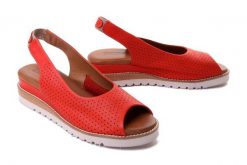 ARTIKER RELAKS 52C0825 czerwony, sandały damskie. Czerwone sandały Artiker Relaks, bez wzorów, ze skóry, bez obcasa, na koturnie, bez zapięcia. Za 279.90 zł.