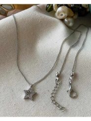 Luseera Pozłacany naszyjnik z zawieszką - dł. 45 cm rozmiar: onesize. Szare naszyjniki Luseera, z materiału, z cyrkonią, pozłacane. Za 34.99 zł.