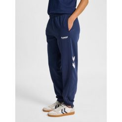 Damskie spodnie dresowe Hummel Legacy 2.0. Niebieskie spodnie dresowe Hummel, bez wzorów, z dresówki. Za 269.50 zł.
