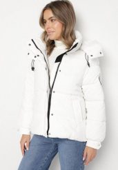 Biała Kurtka Puffer o Fasonie Oversize z Kapturem i Naszywką Azirva. Białe kurtki Born2be, l, z aplikacjami, z dzianiny, sportowe, z kapturem. Za 169.99 zł.