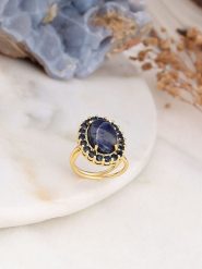 L'Atelier de Gaia Pozłacany pierścionek z szafirem i cyrkoniami rozmiar: onesize. Niebieskie pierścionki L'Atelier de Gaia, z cyrkonią, pozłacane. Za 109.26 zł.