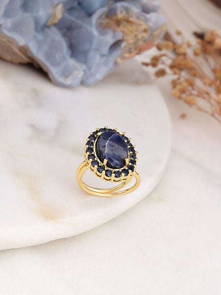 L'Atelier de Gaia Pozłacany pierścionek z szafirem i cyrkoniami rozmiar: onesize. Niebieskie pierścionki L'Atelier de Gaia, z cyrkonią, pozłacane. Za 109.26 zł.