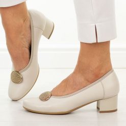 Beżowe skórzane Polskie czółenka damskie Suzana 4505. Brązowe czółenka Suzana, na lato, z aplikacjami, ze skóry, eleganckie, z okrągłym noskiem, bez obcasa, na obcasie, bez zapięcia. Za 429.00 zł.