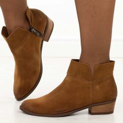 Rude skórzane Polskie botki damskie na obcasie Deoni D399. Brązowe botki Deoni, bez wzorów, z jeansu, casualowe, bez obcasa, na obcasie, bez zapięcia. Za 459.00 zł.