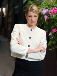 Krótki żakiet - kremowy. Białe marynarki i żakiety Sinsay, l, bez wzorów, z materiału, bez ramiączek. Za 79.99 zł.