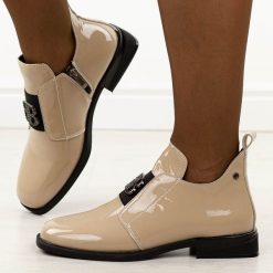 Beżowe lakierowane skórzane botki damskie Filippo Dbt4763/25. Brązowe botki Filippo, z aplikacjami, z jeansu, eleganckie, z okrągłym noskiem, bez obcasa, na obcasie, bez zapięcia. Za 319.00 zł.