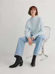 Sweter z frędzlami - jasnoniebieski. Niebieskie swetry Reserved, l, bez wzorów, z dzianiny, bez ramiączek. W wyprzedaży za 89.99 zł.