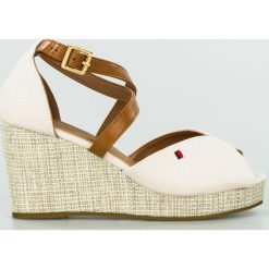 Sandały na wysokim plecionym koturnie beżowe-39. Brązowe sandały Inna, bez wzorów, z materiału, eleganckie, bez obcasa, na koturnie, bez zapięcia. W wyprzedaży za 94.00 zł.