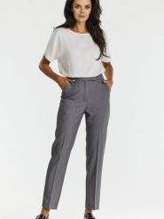 Spodnie Damskie Model A675 Grey - awama. Szare chinosy Awama, l, bez wzorów, z elastanu, eleganckie. Za 343.20 zł.