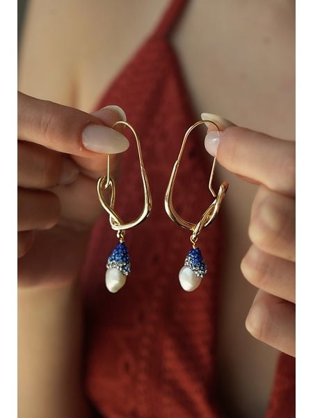 Pierres delicates Pozłacane kolczyki z cyrkoniami rozmiar: onesize. Niebieskie kolczyki Pierres delicates, z cyrkonią, pozłacane. Za 113.90 zł.