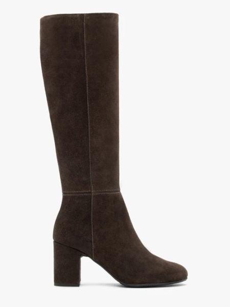 Ciemnobrązowe kozaki na słupku. Brązowe kozaki Ryłko, bez wzorów, ze skóry, eleganckie, z okrągłym noskiem, bez obcasa, na słupku, bez zapięcia. Za 649.99 zł.