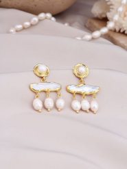 Pierres delicates Pozłacane kolczyki-wkrętki z masą perłową rozmiar: onesize. Białe kolczyki Pierres delicates, z perłą, pozłacane. Za 96.37 zł.