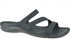Klapki damskie Crocs Swiftwater. Czarne klapki Crocs, bez wzorów, z materiału, bez obcasa, bez zapięcia. Za 119.99 zł.