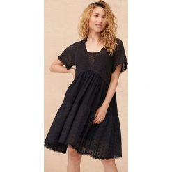 Sukienka Pyłek BS Czarny. Czarne sukienki blue shadow, na komunię, w ażurowe wzory, z bawełny, bez kołnierzyka, bez ramiączek. Za 449.90 zł.