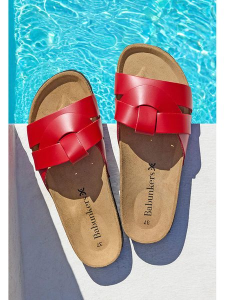 BABUNKERS Family Skórzane klapki w kolorze czerwonym rozmiar: 39. Czerwone klapki BABUNKERS Family, bez wzorów, klasyczne, z otwartym noskiem, bez obcasa, bez zapięcia. Za 176.08 zł.