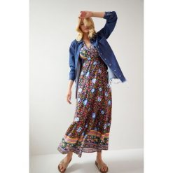 Answear Lab koszula damska relaxed z kołnierzykiem klasycznym. Niebieskie koszule Answear Lab, l, bez wzorów, klasyczne, bez kołnierzyka, bez ramiączek. W wyprzedaży za 104.99 zł.