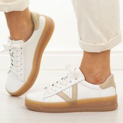 Białe skórzane półbuty damskie Vinceza 79597. Białe półbuty wsuwane VINCEZA, na jesień, bez wzorów, z jeansu, casualowe, z okrągłym noskiem, bez obcasa, na płaskiej podeszwie. Za 239.00 zł.