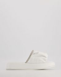 BIAŁE KLAPKI 05126006 WHITE. Białe klapki Venezia, bez wzorów, ze skóry, bez obcasa, na platformie, bez zapięcia. Za 329.00 zł.
