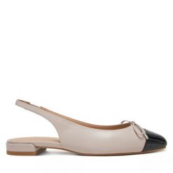 Sandały Stuart Weitzman. Brązowe sandały Stuart Weitzman, bez wzorów, bez obcasa, na płaskiej podeszwie, bez zapięcia. Za 1,479.00 zł.