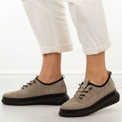 Fango ażurowane skórzane półbuty damskie Jezzi 135. Brązowe półbuty wsuwane Jezzi, na jesień, bez wzorów, z jeansu, klasyczne, z okrągłym noskiem, bez obcasa, na platformie. Za 239.00 zł.