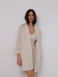 Szlafrok z paskiem - beżowy. Brązowe szlafroki damskie Reserved, l, bez wzorów, z bawełny, bez ramiączek. W wyprzedaży za 99.99 zł.