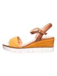 Marco Tozzi Skórzane sandały w kolorze żółto-brązowym na koturnie rozmiar: 37. Brązowe sandały Marco Tozzi, bez wzorów, z otwartym noskiem, bez obcasa, na koturnie, bez zapięcia. Za 128.25 zł.