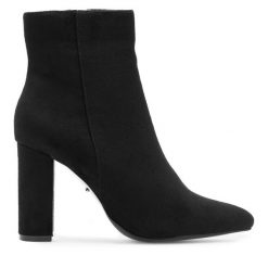 Botki DeeZee. Czarne botki DeeZee, bez wzorów, bez obcasa, na słupku, bez zapięcia. Za 111.99 zł.