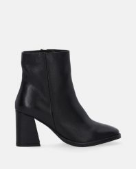 KLASYCZNE CZARNE BOTKI 78253 NAPP BLACK. Czarne botki Venezia, bez wzorów, ze skóry, klasyczne, bez obcasa, bez zapięcia. Za 279.00 zł.
