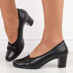 Czarne skórzane Polskie czółenka damskie na słupku Gregors 937. Czarne czółenka GREGORS, bez wzorów, ze skóry, eleganckie, bez obcasa, na obcasie, bez zapięcia. Za 379.00 zł.