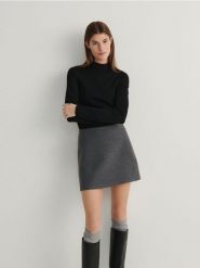 Sweter z wiskozą - czarny. Czarne swetry Reserved, l, bez wzorów, z dzianiny, bez ramiączek. W wyprzedaży za 39.99 zł.