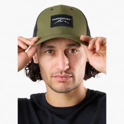 Czapka z daszkiem hiking unisex Swedemount Lofoten Trucker Cap II. Czarne czapki z daszkiem SWEDEMOUNT, bez wzorów, z materiału. Za 69.99 zł.