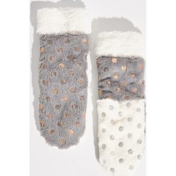Pluszowe kapcie - Szary. Kapcie marki Cropp. Za 24.99 zł.