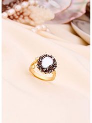 L'Atelier de Gaia Pozłacany pierścionek z perłą i cyrkoniami rozmiar: onesize. Białe pierścionki L'Atelier de Gaia, z cyrkonią, pozłacane. Za 39.99 zł.