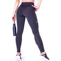 Legginsy do biegania z kieszonką damskie 2skin Push up Pocket. Czarne legginsy 2SkIN, bez wzorów, z elastanu, sportowe. W wyprzedaży za 139.00 zł.