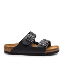 Klapki Birkenstock. Czarne klapki Birkenstock, bez wzorów, bez obcasa, bez zapięcia. Za 599.99 zł.