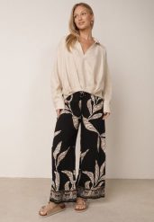 Czarne Spodnie Wiskozowe Szerokie z Florystycznym Motywem Casual Nelinore. Czarne spodnie materiałowe Born2be, bez wzorów, z jeansu, casualowe. Za 49.99 zł.