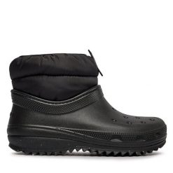 Botki Crocs. Czarne botki Crocs, bez wzorów, bez obcasa, na płaskiej podeszwie, bez zapięcia. Za 219.99 zł.
