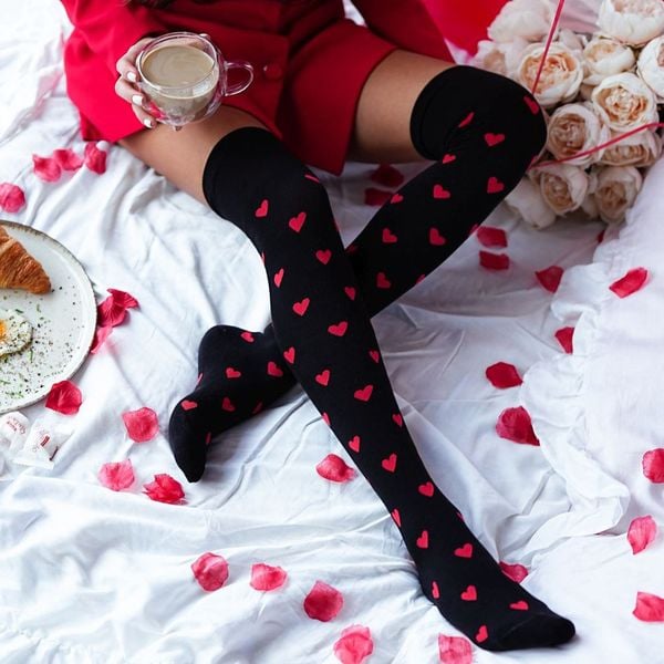 Czarne zakolanówki bawełniane w serca 226. Czarne pończochy i pasy Milena, bez wzorów, z bawełny. Za 25.00 zł.