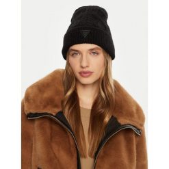 Czapka Guess. Czarne czapki zimowe Guess, z aplikacjami. Za 169.99 zł.