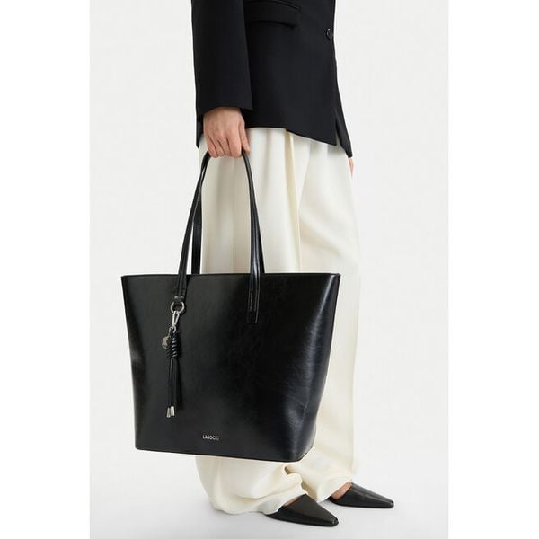 Torebka Lasocki. Czarne shopper bag Lasocki, bez wzorów, bez dodatków. Za 199.99 zł.